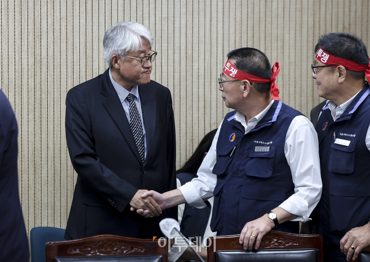 ▲15일 서울 영등포구 서울지방노동위원회에서 열린 서울시내버스 노사 지방노동위원회 2차 조정 회의에 박점곤 서울시버스노조위원장(오른쪽)과 김정환 서울시버스운송사업조합 이사장이 참석하며 악수를 하고 있다. 이날 서울지방노동위원회는 서울시버스노동조합의 노동 쟁의 관련 분쟁에 대한 2차 조정 회의를 개최한다. 버스노조는 협상 시한을 이날로 못 박고 결렬되면 16일 첫차부터 파업하겠다고 예고했다. 고성준 기자 joonko1@