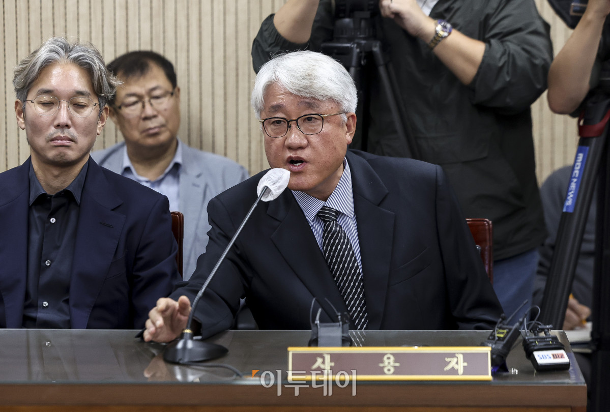 ▲김정환 서울시버스운송사업조합 이사장이 15일 서울 영등포구 서울지방노동위원회에서 열린 서울시내버스 노사 지방노동위원회 2차 조정 회의에서 발언하고 있다. 이날 서울지방노동위원회는 서울시버스노동조합의 노동 쟁의 관련 분쟁에 대한 2차 조정 회의를 개최한다. 버스노조는 협상 시한을 이날로 못 박고 결렬되면 16일 첫차부터 파업하겠다고 예고했다. 고성준 기자 joonko1@