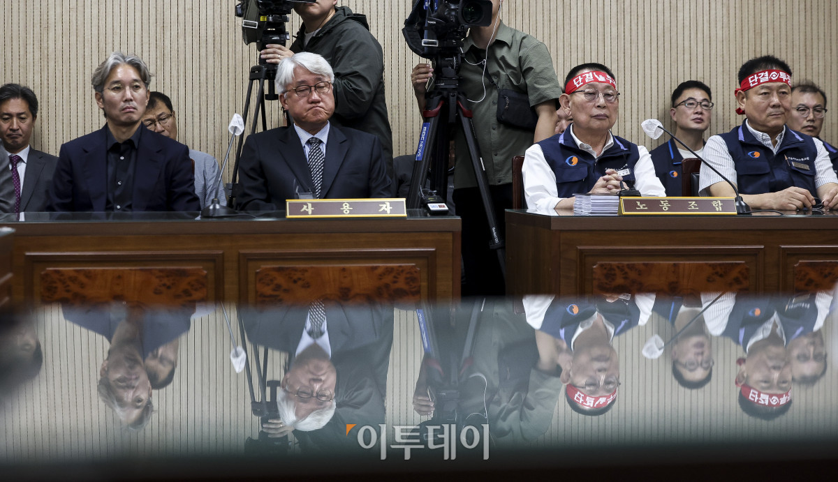 ▲15일 서울 영등포구 서울지방노동위원회에서 열린 서울시내버스 노사 지방노동위원회 2차 조정 회의에 박점곤 서울시버스노조위원장과 김정환 서울시버스운송사업조합 이사장이 참석해 있다. 이날 서울지방노동위원회는 서울시버스노동조합의 노동 쟁의 관련 분쟁에 대한 2차 조정 회의를 개최한다. 버스노조는 협상 시한을 이날로 못 박고 결렬되면 16일 첫차부터 파업하겠다고 예고했다. 고성준 기자 joonko1@