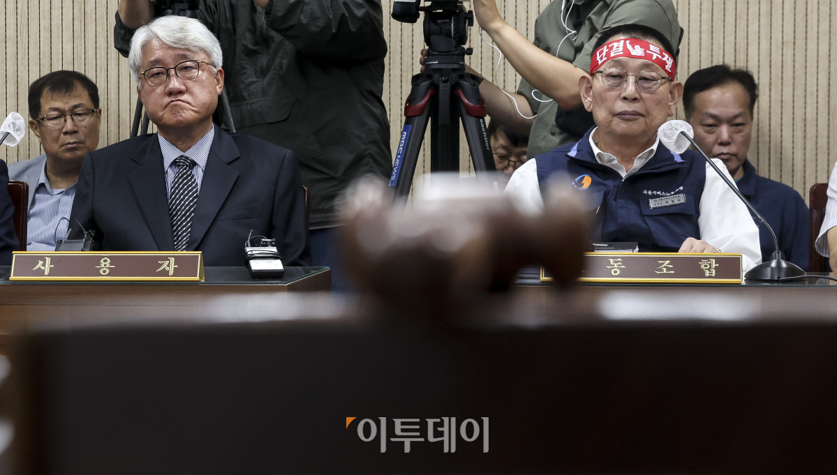 ▲15일 서울 영등포구 서울지방노동위원회에서 열린 서울시내버스 노사 지방노동위원회 2차 조정 회의에 박점곤 서울시버스노조위원장과 김정환 서울시버스운송사업조합 이사장이 참석해 있다. 이날 서울지방노동위원회는 서울시버스노동조합의 노동 쟁의 관련 분쟁에 대한 2차 조정 회의를 개최한다. 버스노조는 협상 시한을 이날로 못 박고 결렬되면 16일 첫차부터 파업하겠다고 예고했다. 고성준 기자 joonko1@
