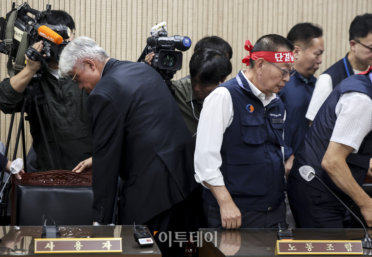 ▲15일 서울 영등포구 서울지방노동위원회에서 열린 서울시내버스 노사 지방노동위원회 2차 조정 회의에서 박점곤 서울시버스노조위원장과 김정환 서울시버스운송사업조합 이사장이 자리를 나서고 있다. 이날 서울지방노동위원회는 서울시버스노동조합의 노동 쟁의 관련 분쟁에 대한 2차 조정 회의를 개최한다. 버스노조는 협상 시한을 이날로 못 박고 결렬되면 16일 첫차부터 파업하겠다고 예고했다. 고성준 기자 joonko1@