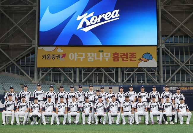 ▲2026 아시안게임에 출전하는 한국 야구 대표팀 류지현 감독과 선수들이 15일 고척스카이돔에서 열린 공식 훈련을 앞두고 사진 촬영을 하고 있다. (연합뉴스)