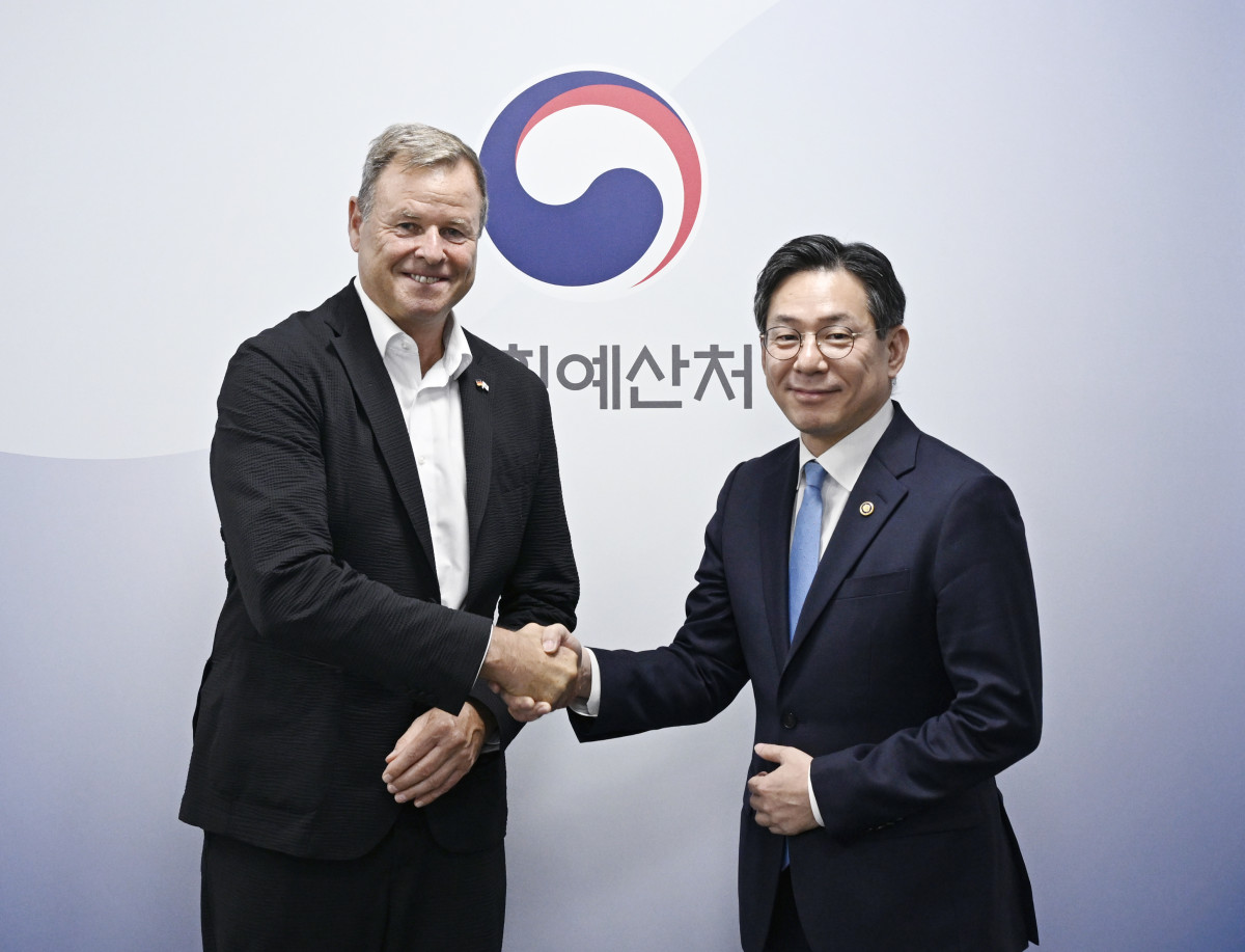 ▲조용범 기획예산처 차관이 15일 서울 중구 한국재정정보원에서 크리스티안 괴르케 독일 연방의회 재정위원회 위원장 직무대행과 악수를 나누며 기념 촬영을 하고 있다. (사진제공=기획예산처)