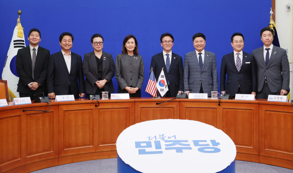 ▲김민석 더불어민주당 대표가 15일 서울 여의도 국회에서 미셸 스틸 주한미국대사를 접견하고 있다. 신태현 기자 holjjak@
