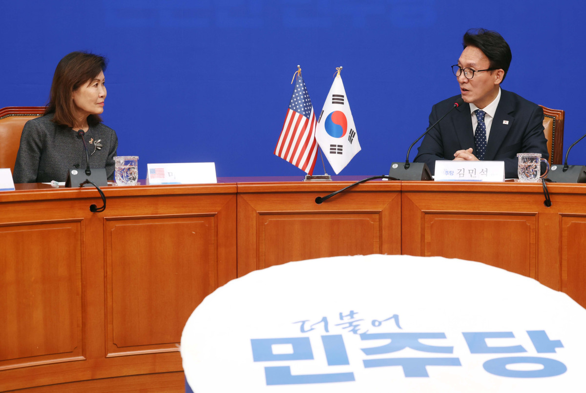 ▲김민석 더불어민주당 대표가 15일 서울 여의도 국회에서 미셸 스틸 주한미국대사를 접견하며 인사말을 하고 있다. 신태현 기자 holjjak@