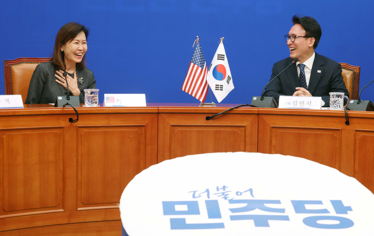 ▲김민석 더불어민주당 대표가 15일 서울 여의도 국회에서 미셸 스틸 주한미국대사를 접견하며 인사말을 하고 있다. 신태현 기자 holjjak@