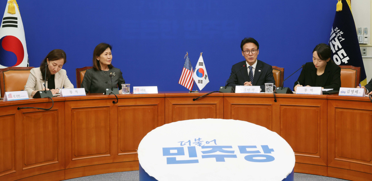 ▲김민석 더불어민주당 대표가 15일 서울 여의도 국회에서 미셸 스틸 주한미국대사를 접견하며 인사말을 하고 있다. 신태현 기자 holjjak@