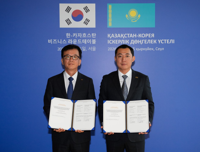 ▲김원준 한국공항공사 사장(왼쪽)과 세르게이 케가이 카자흐스탄 AAAG 사장이 15일 서울 포시즌스호텔에서 열린 한-카자흐스탄 비즈니스 라운드 테이블 행사에서 기념 촬영을 촬영하고 있다. (사진제공=한국공항공사)
