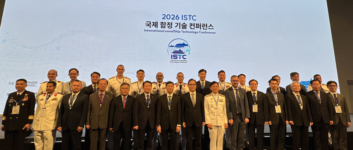 ▲15일 서울 용산 드래곤시티 호텔에서 열린 '2026 국제 함정 기술 컨퍼런스(ISTC)'에 참석한 관계자들이 기념 촬영을 하고 있다. 김해욱 기자 haewookk@
