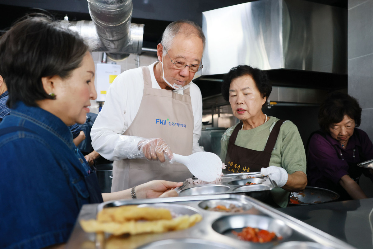 ▲류진 한국경제인협회 회장이 15일 영등포에 있는 무료급식소 '토마스의 집'을 찾아 배식 봉사활동을 하고 있다. 한경협은 지역 소상공인 지원을 위해 영등포 '우리시장'에서 식자재를 구입해 토마스의 집을 비롯해 서울다시서기종합지원센터, 광야홈리스센터 등 서울 소재 노숙인 무료 급식시설에 전달할 예정이다. (한경협)