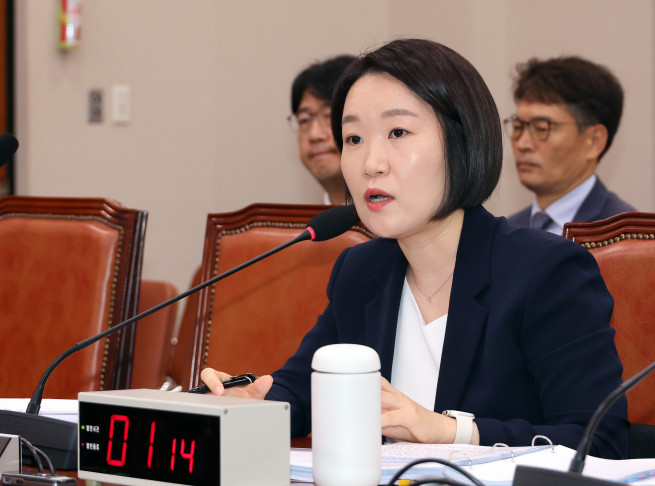 ▲이소영 중소벤처기업부 장관 후보자가 15일 국회 산업통상자원중소벤처기업위원회에서 열린 인사청문회에서 의원들의 질문에 답하고 있다. 2026.9.15 (연합뉴스)
