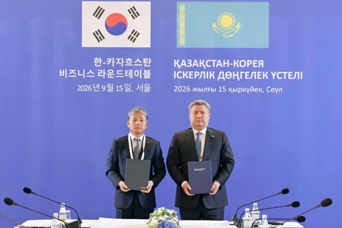 ▲'카라차가낙 가스처리시설' 사업이행합의서 서명식에 참석한 주우정 현대엔지니어링 대표이사(왼쪽)와 알리벡 자마우오프(Alibek Zhamauov) 카작가스 회장이 기념 촬영을 하고 있다. (사진제공=현대엔지니어링)