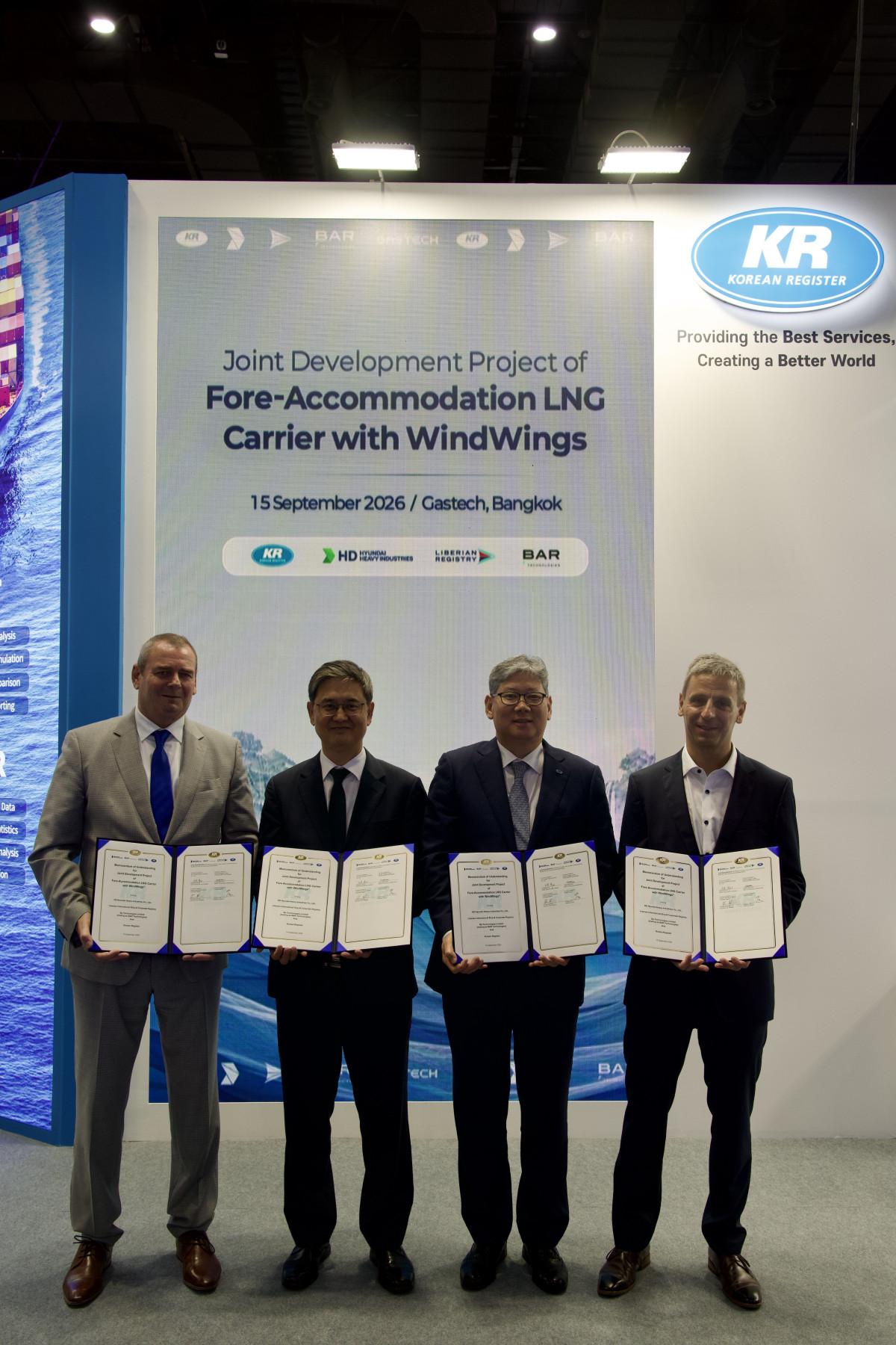 ▲9월 15일 방콕에서 개최 중인 가스텍(Gastech) 2026에서 KR과 HD현대중공업, BAR Technologies, 라이베리아기국 관계자들이 MOU 체결 후 기념촬영을 하고 있다.(왼쪽부터 라이베리아기국 Thomas Klenum(EVP), HD현대중공업 류홍렬 기술본부장, KR 이영석 회장, BAR Technologies Lukasz Brzoska(Head of Ocean-going Vessels Department)) (사진제공=한국선급)