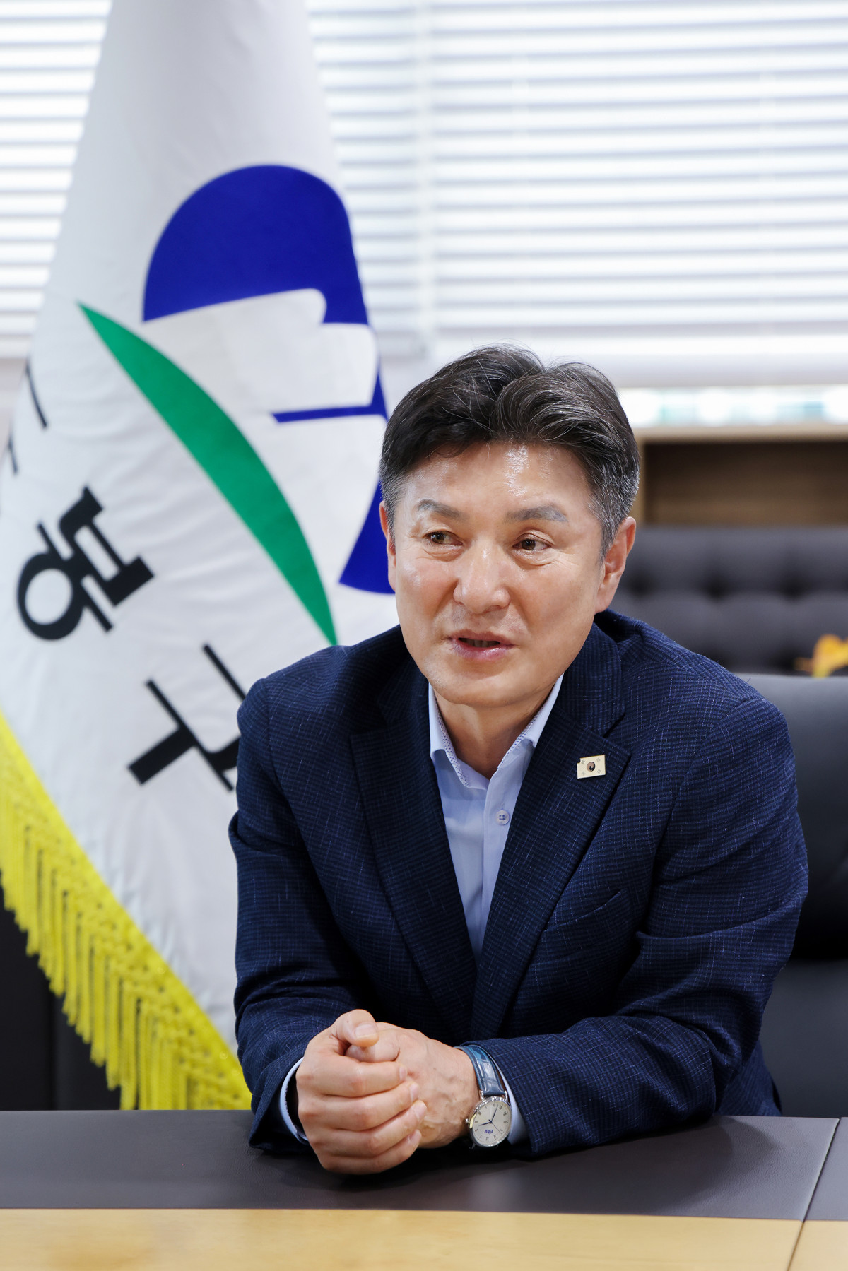 ▲김동욱 서울특별시 도봉구청장이 15일 구청장 집무실에서 본지와 인터뷰를 진행하고 있다. (사진 제공 = 서울 도봉구)