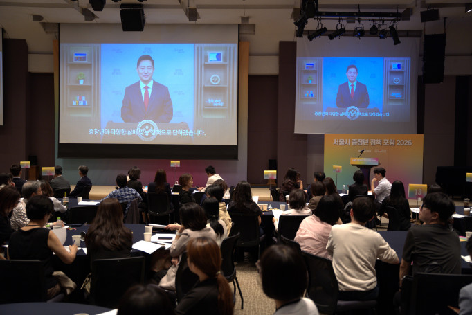 ▲오세훈 서울시장이 15일 한국프레스센터에서 열린 '서울시 중장년 정책포럼 2026'에 참석해 축사를 하고 있다. (사진제공=서울시)