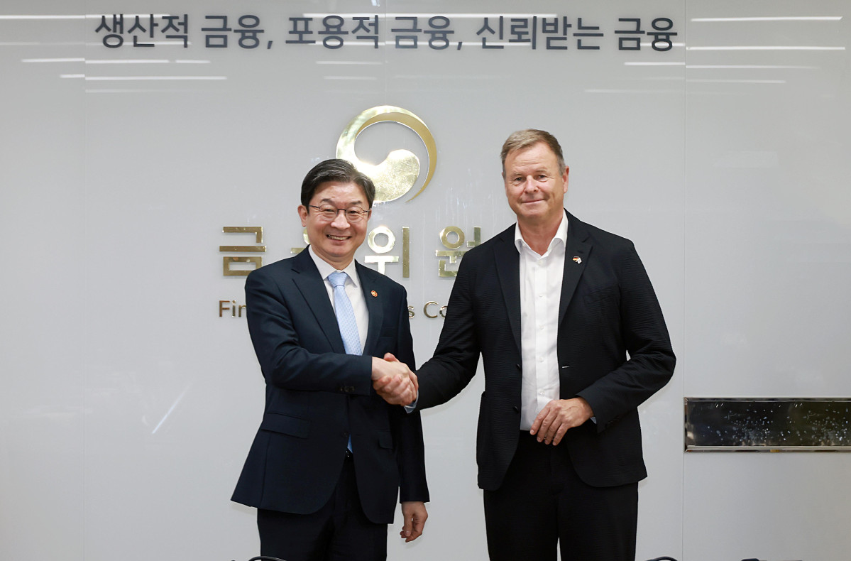 ▲이억원 금융위원장이 15일 오후 서울 종로구 정부서울청사에서 독일 연방하원 재정위원회(Finance Committee) 크리스티안 괴르케(Christian Görke) 위원장을 비롯한 하원의원 7명과 한·독 금융시장·정책 동향 공유 및 양국 금융협력 강화 등 논의했다. (사진=금융위원회)