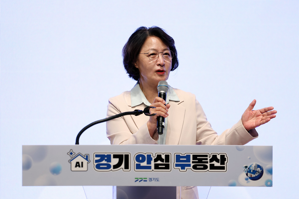 ▲추미애 경기도지사가 15일 경기도청 다산홀에서 열린 '경기 부동산 콘퍼런스 2026'에서 '경기 안심 부동산' 서비스를 소개하고 있다. 이 서비스는 주소를 입력하면 AI가 등기부등본과 시세, 선순위 권리관계 등을 종합 분석해 계약 전 권리분석보고서를 제공하는 전국 최초 시스템으로, 9월부터 12월까지 시범운영에 들어간다. (경기도)