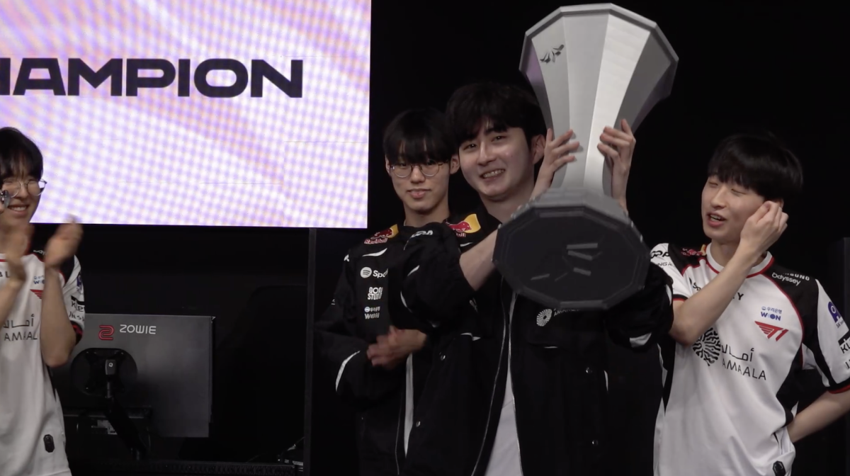 ▲15일 2026 LCK CL 결승전 우승한 후 트로피 들어 올리는 ‘구티’ 문정환. (출처=네이버 치지직 ‘LCK CL’ 중계화면 캡처)
