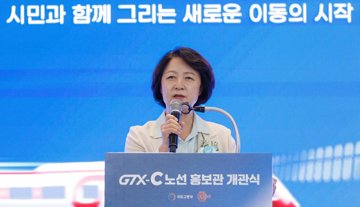 ▲추미애 경기도지사가 15일 수원역에서 열린 GTX-C 노선 홍보관 개관식에서 발언하고 있다. GTX-C는 이날 2024년 1월 착공기념식 이후 964일 만에 본공사에 들어갔다. (경기도)