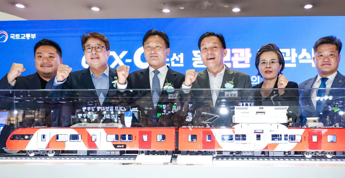 ▲수원역 GTX-C 노선 홍보관 개관식 참석자들이 GTX-C 열차 모형 앞에서 본격 착공을 기념하고 있다. (이재준 수원특례시장 페이스북)