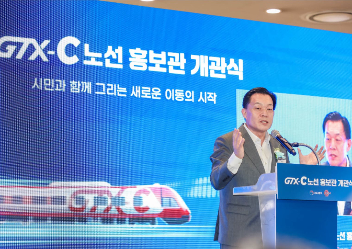 ▲이재준 수원특례시장이 수원역에서 열린 GTX-C 노선 홍보관 개관식에서 발언하고 있다. 이 시장은 GTX-C 실착공을 계기로 수원의 격자형 철도망과 22개 역세권 개발을 함께 추진하겠다고 밝혔다. (이재준 수원특례시장 페이스북)