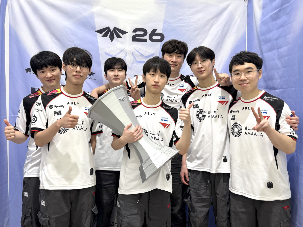 ▲15일 서울 마포구 WDG 스튜디오 홍대에서 열린 2026 LCK CL 플레이오프 최종결승전에서 우승한 T1 e스포츠 아카데미 선수들이 트로피를 들고 기념 촬영을 하고 있다. (노희주 기자 noit@)