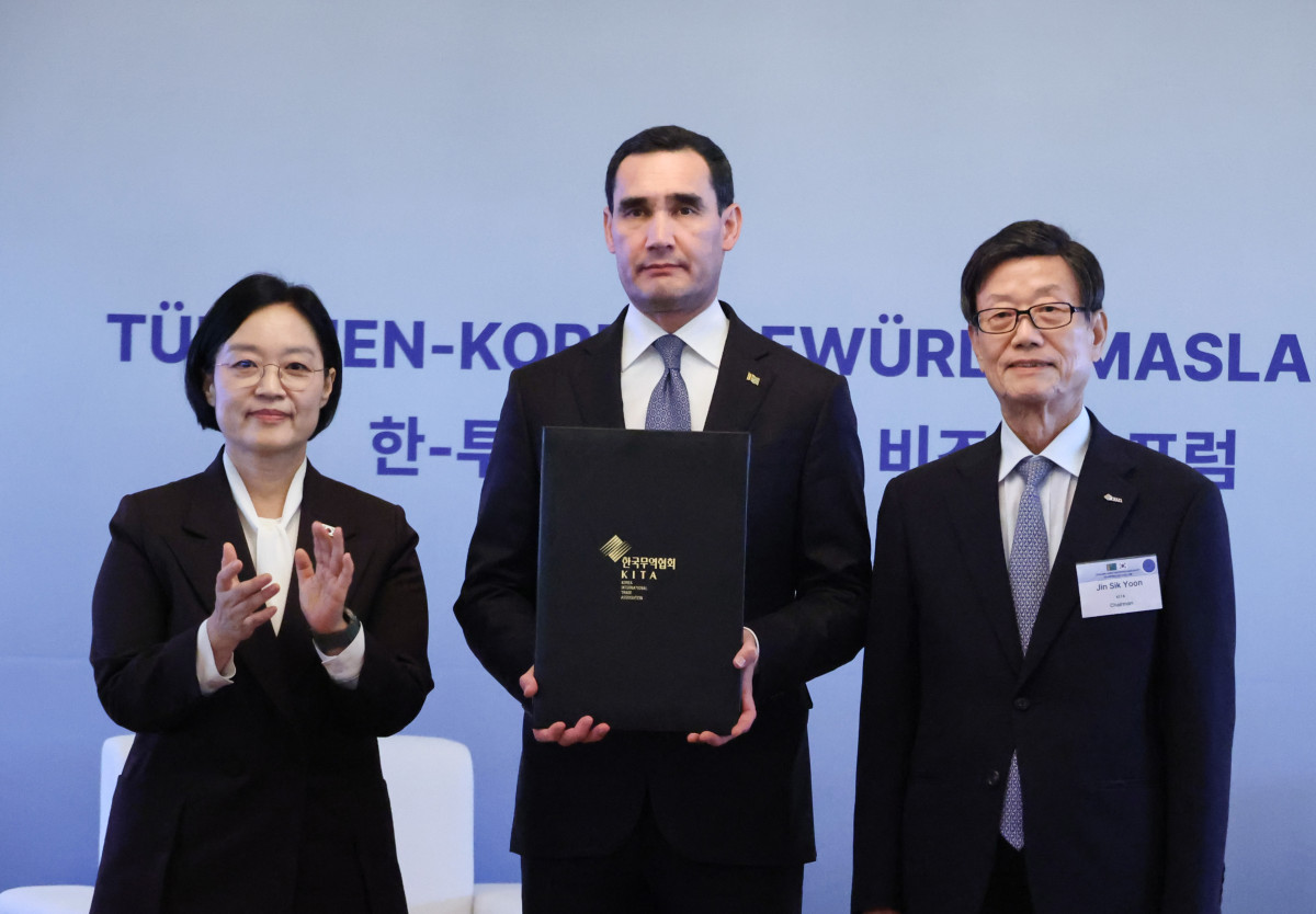 ▲세르다르 베르디무하메도프 투르크메니스탄 대통령이 15일 서울 중구 더그랜드롯데 서울에서 열린 한-투르크메니스탄 비즈니스 포럼에서 감사장을 들고 한성숙 국무총리, 윤진식 한국무역협회장과 기념 촬영하고 있다. (사진=연합뉴스)