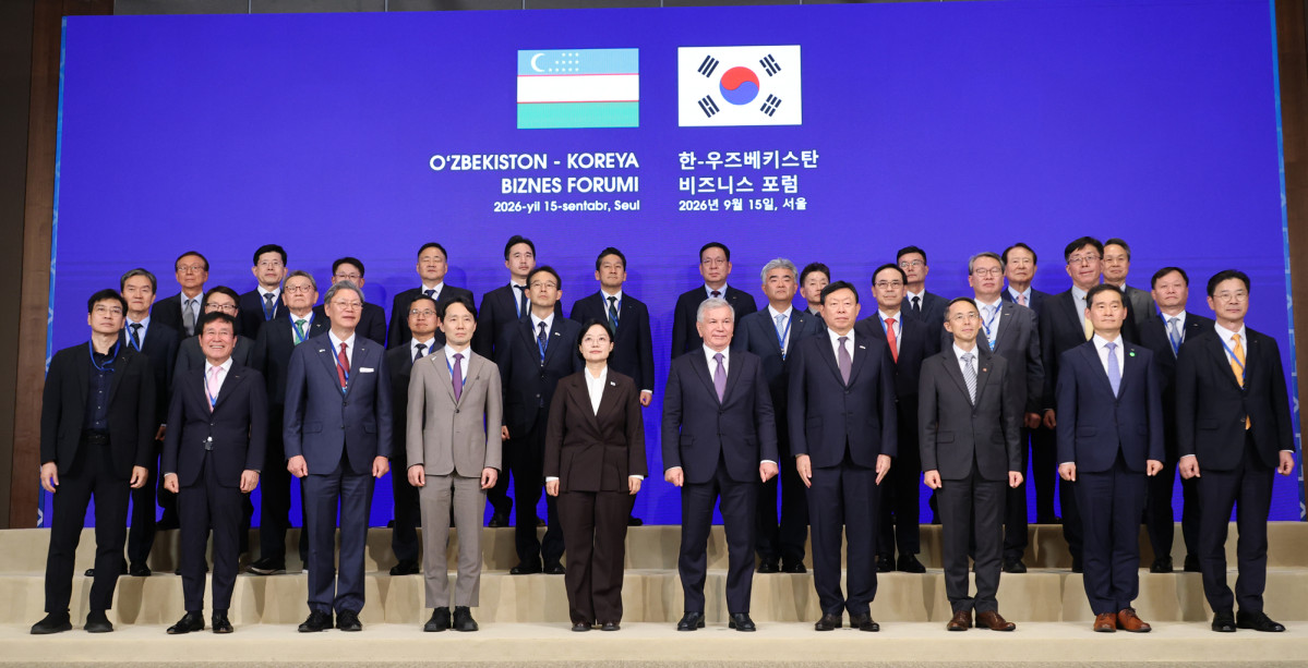 ▲<YONHAP PHOTO-4171> 한-우즈베키스탄 비즈니스 라운드 테이블    (서울=연합뉴스) 안정원 기자 = 한성숙 국무총리와 샤브카트 미르지요예프 우즈베키스탄 대통령이 15일 서울 한 호텔에서 열린 한-우즈베키스탄 비즈니스 라운드 테이블에서 기념촬영을 하고 있다. 2026.9.15     jeong@yna.co.kr/2026-09-15 16:03:06/<저작권자 ⓒ 1980-2026 ㈜연합뉴스. 무단 전재 재배포 금지, AI 학습 및 활용 금지>