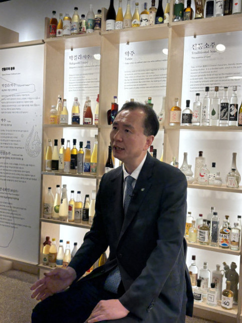 ▲전기찬 한국농수산식품유통공사(aT) 수출식품이사가 8월 28일 서울 종로구 식품명인체험홍보관에서 이투데이와 인터뷰하며 K푸드 수출 확대와 현지 시장 정착 전략을 설명하고 있다. (사진=이은지PD)