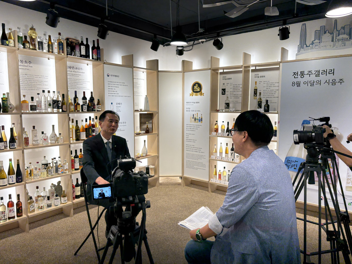 ▲전기찬 한국농수산식품유통공사(aT) 수출식품이사가 8월 28일 서울 종로구 식품명인체험홍보관에서 이투데이와 인터뷰하며 K푸드 수출 확대와 현지 시장 정착 전략을 설명하고 있다. (사진=이은지PD)