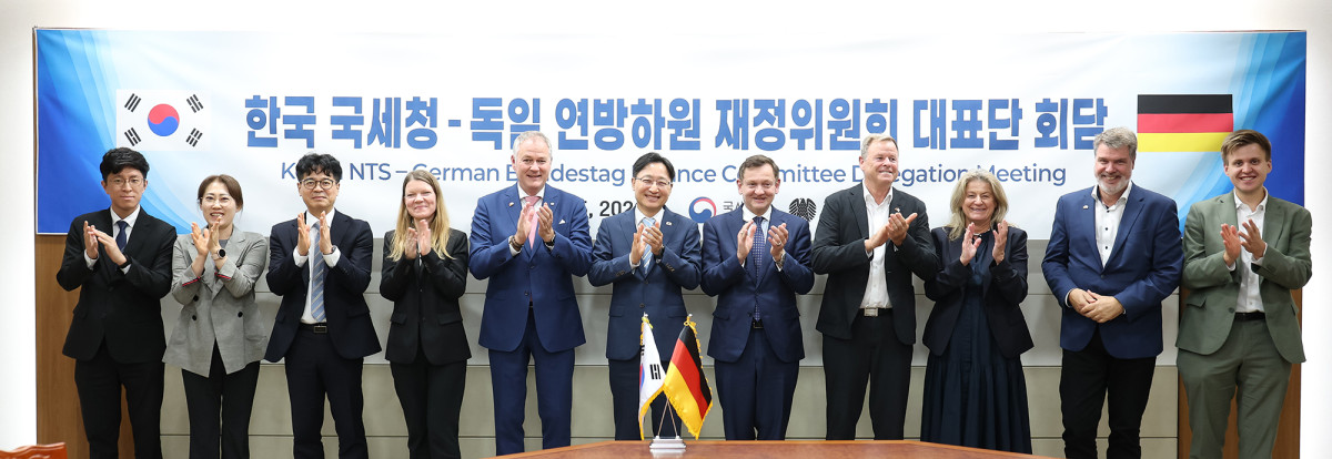 ▲임광현 국세청장(가운데)이 15일 국세청을 찾은 크리스티안 괴르케 독일 연방하원 재정위원회 위원장 대행(오른쪽에서 네 번째) 및 재정위원회 소속 의원들과 만나 세무행정의 디지털화, 홈택스 서비스, AI·데이터 분석 활용 방안을 논의한 후 기념 촬영을 하고 있다. (사진제공=국세청)