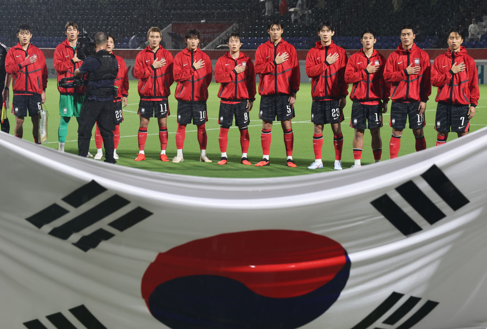 ▲15일 일본 나고야 미즈호 공원 럭비경기장에서 열린 2026 아이치·나고야 아시안게임 남자 축구 D조 1차전 대한민국 대 카타르의 경기에 앞서 한국 선수들이 국기에 경례하고 있다. (연합뉴스)