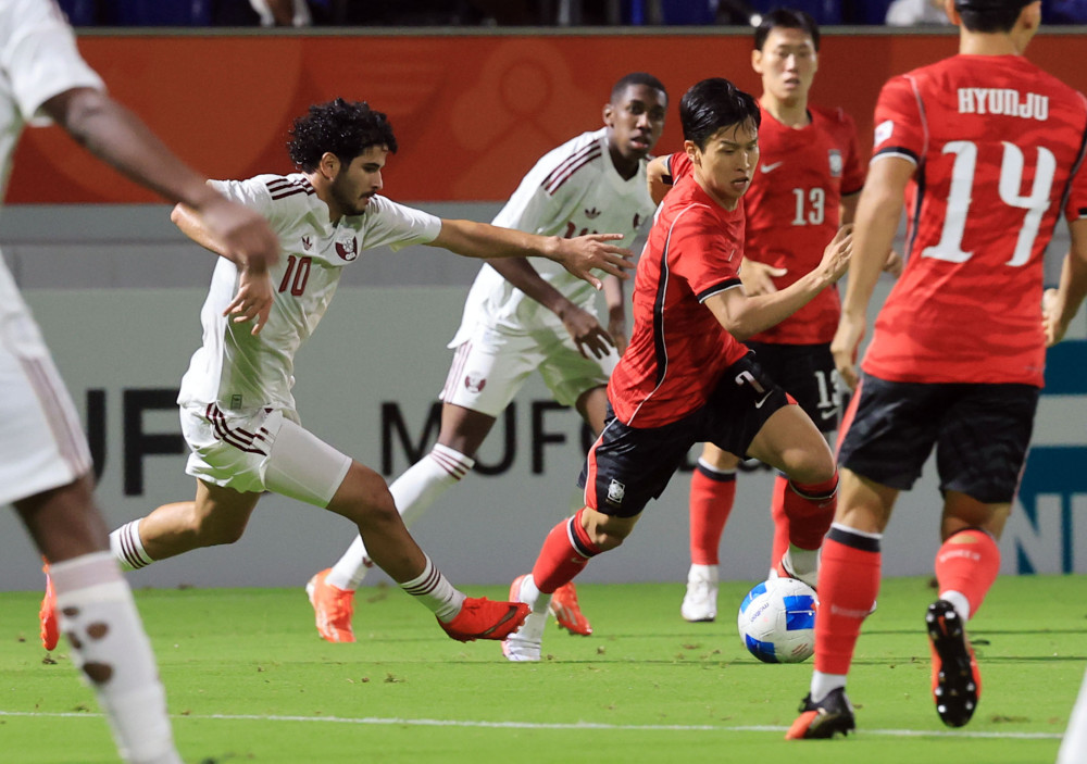 ▲15일 일본 나고야 미즈호 공원 럭비경기장에서 열린 2026 아이치·나고야 아시안게임 남자 축구 D조 1차전 대한민국 대 카타르의 경기. 엄지성이 드리블 돌파를 시도하고 있다. (연합뉴스)