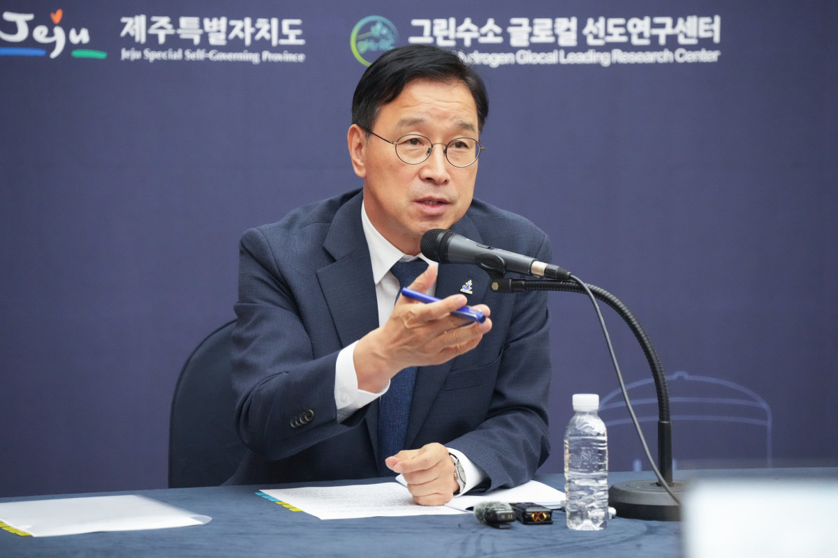 ▲위성곤 제주지사가 15일 제주 서귀포 제주국제컨벤션센터에서 기후에너지환경부·제주특별자치도 공동 주최로 열린 '2026 그린수소 글로벌 포럼'을 계기로 가진 기후부 출입기자단과의 간담회에서 발언하고 있다. (제주특별자치도)