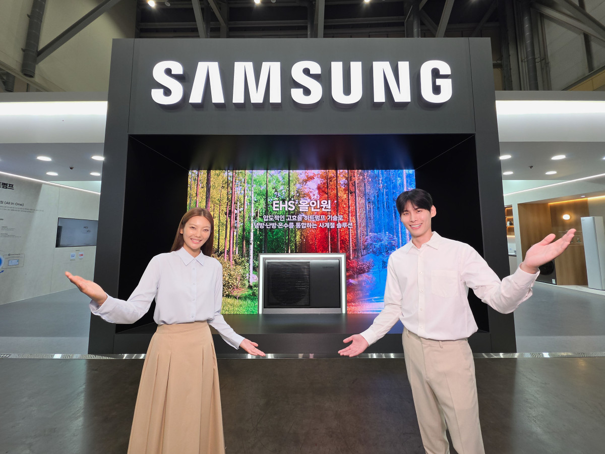 ▲삼성전자 모델이 삼성전자 전시관을 소개하는 모습 (사진제공=삼성전자)