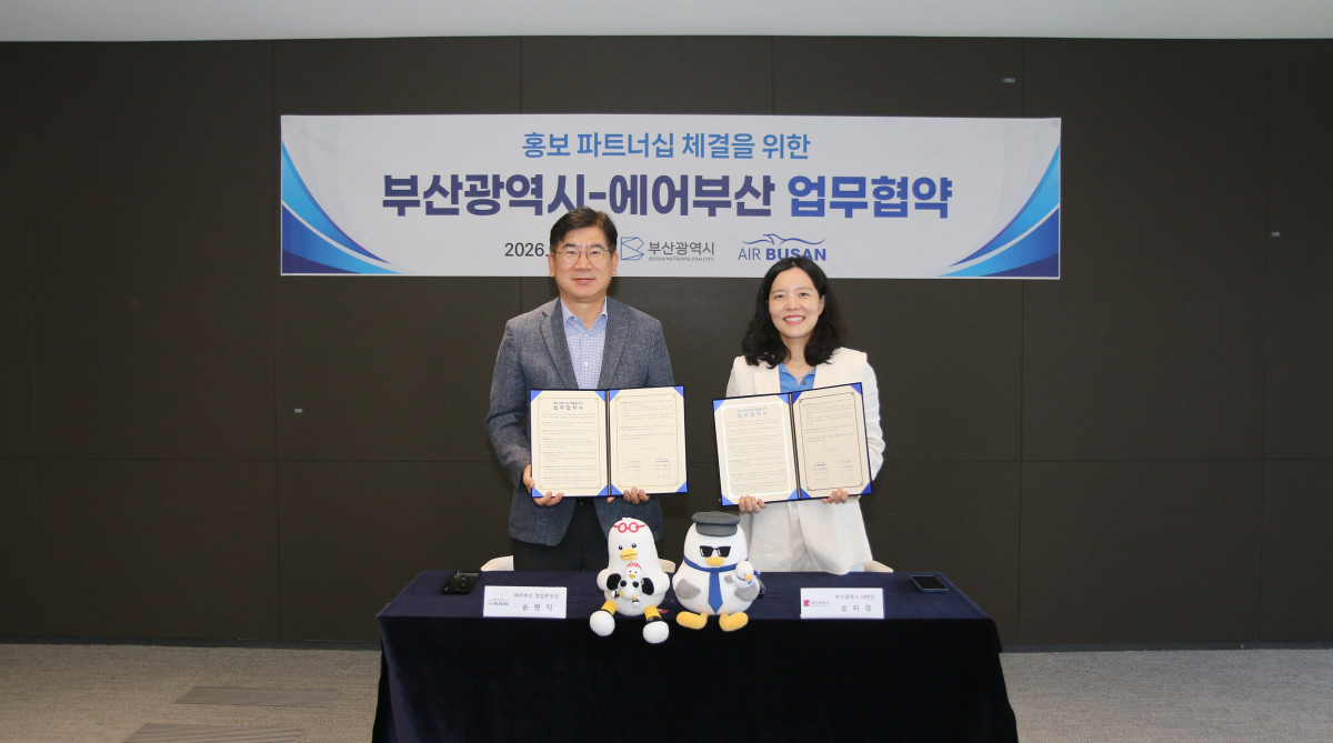 ▲사진1) 에어부산 송명익 영업본부장(왼쪽)과 부산시 오미경 대변인(오른쪽)이 15일 에어부산 사옥에서 홍보 파트너십 구축을 위한 업무 협약(MOU)을 체결한 뒤 기념사진을 찍고 있다. (사진=에어부산)