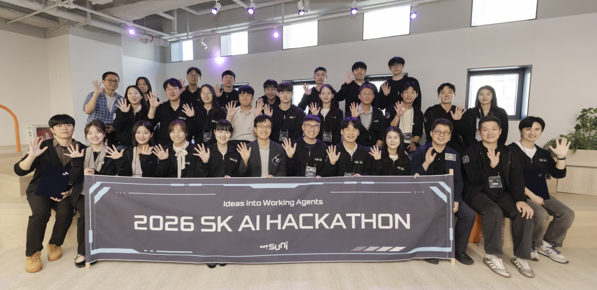 ▲15일 SK가 구성원들을 대상으로 개최한 ‘2026 SK AI 해커톤’에서 결선 진출팀들이 한 자리에 모여 기념촬영을 하고 있다. (사진제공=SK)