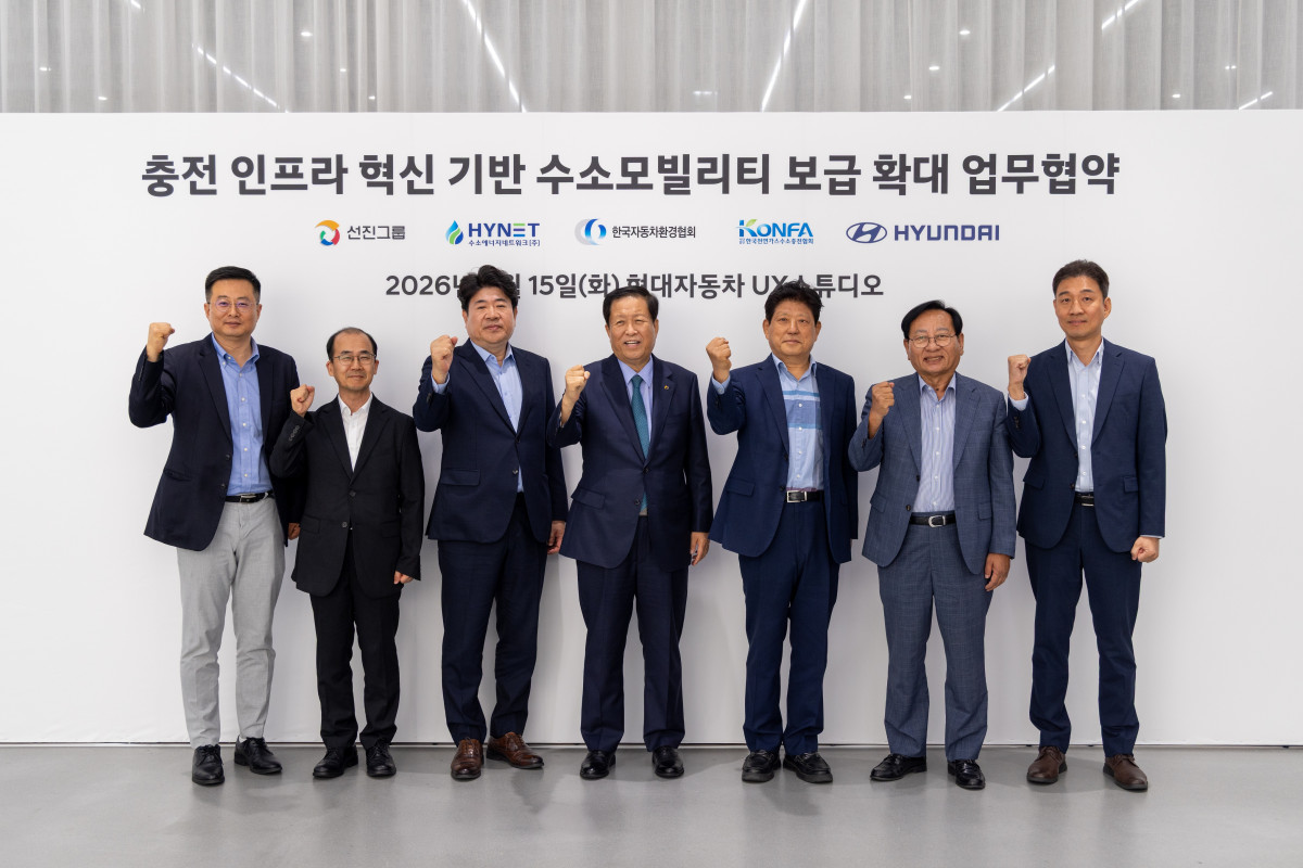 ▲(왼쪽부터) 박승원 현대차 비즈니스이노베이션실장 상무, 황계영 한국자동차환경협회 회장, 송성호 하이넷 대표이사, 신재호 선진그룹 회장, 박홍제 선진그룹 부회장, 강정구 한국천연가스수소충전협회 협회장, 김련우 현대차 인천지역본부장 상무가 기념 촬영을 하고 있다. (사진=현대자동차)