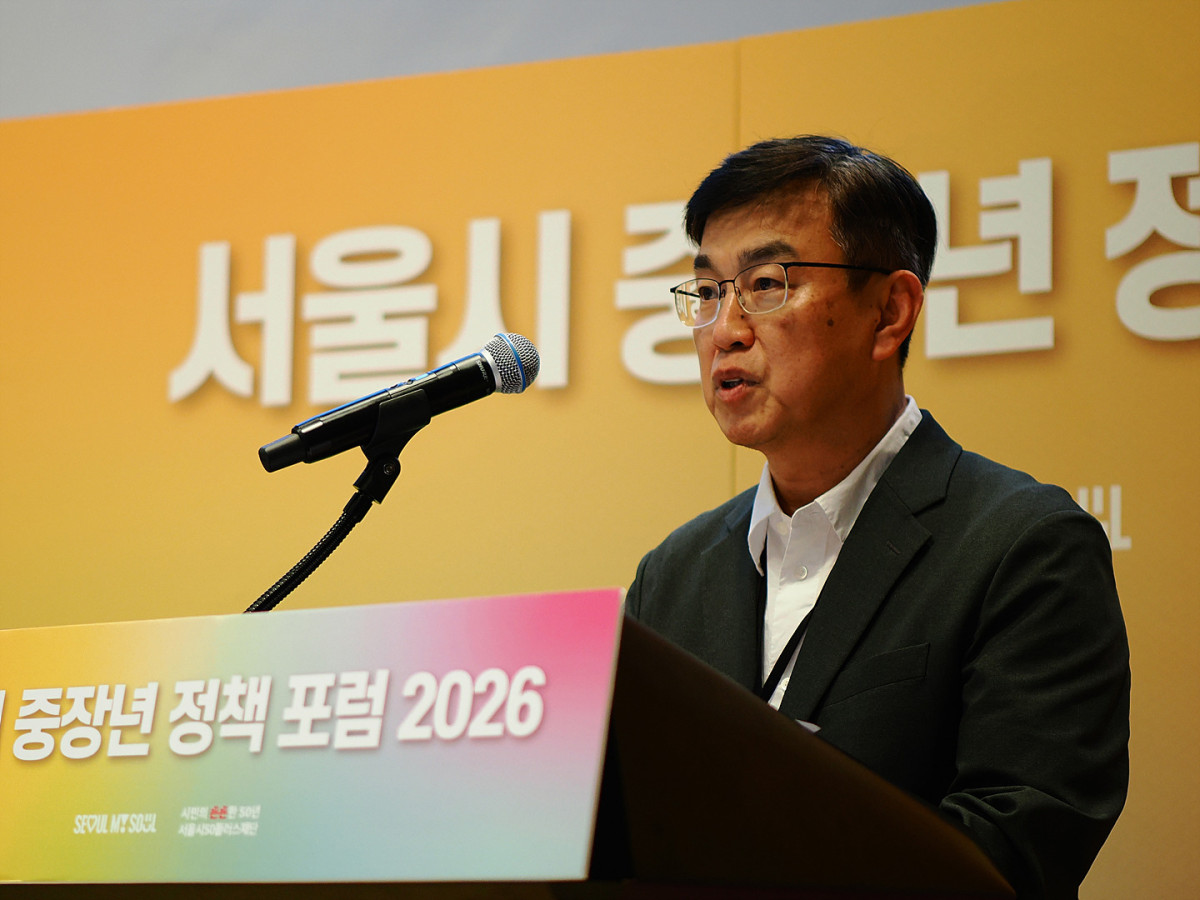 ▲계봉오 국민대 사회학과 교수가 15일 서울 중구 한국프레스센터에서 열린 '서울시 중장년 정책포럼 2026'에서 '서울시 중장년 삶의 질 지표: 정책의 실증 좌표'를 주제로 발표하고 있다.(이준호 기자)