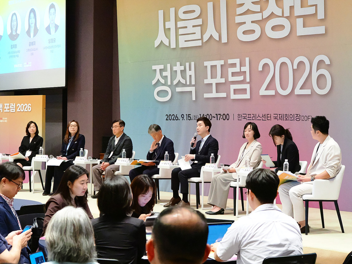 ▲황선재 충남대 교수가 좌장을 맡은 종합토론에서 김지현 서울시50플러스재단 책임, 윤예지 다큐브 대표, 양홍모 한국정보통신자격협회 차장 등 참석자들이 중장년 교육과 취업을 잇는 방안에 대해 논의하고 있다.(이준호 기자)