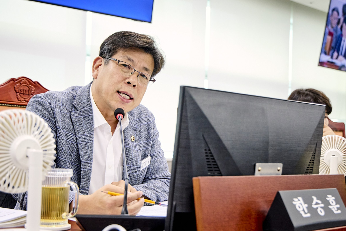 ▲한승훈 경기도의원이 경기도의회 건설교통위원회에서 경기도 제2회 추가경정예산안 사업설명서의 오기재 문제를 지적하고 있다 (경기도의회)