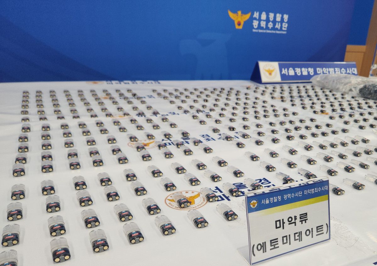 ▲서울경찰청 광역수사단 마약범죄수사대는 20일 '제2의 프로포폴'로 불리며 6개월 전 마약류로 신규 지정된 수면마취제 에토미데이트를 유통하거나 투약한 32명을 입건하고 이 가운데 13명을 구속했다고 발표했다. 사진은 전자담배 카트리지에 담겨 유통되는 에토미데이트. (연합뉴스)
