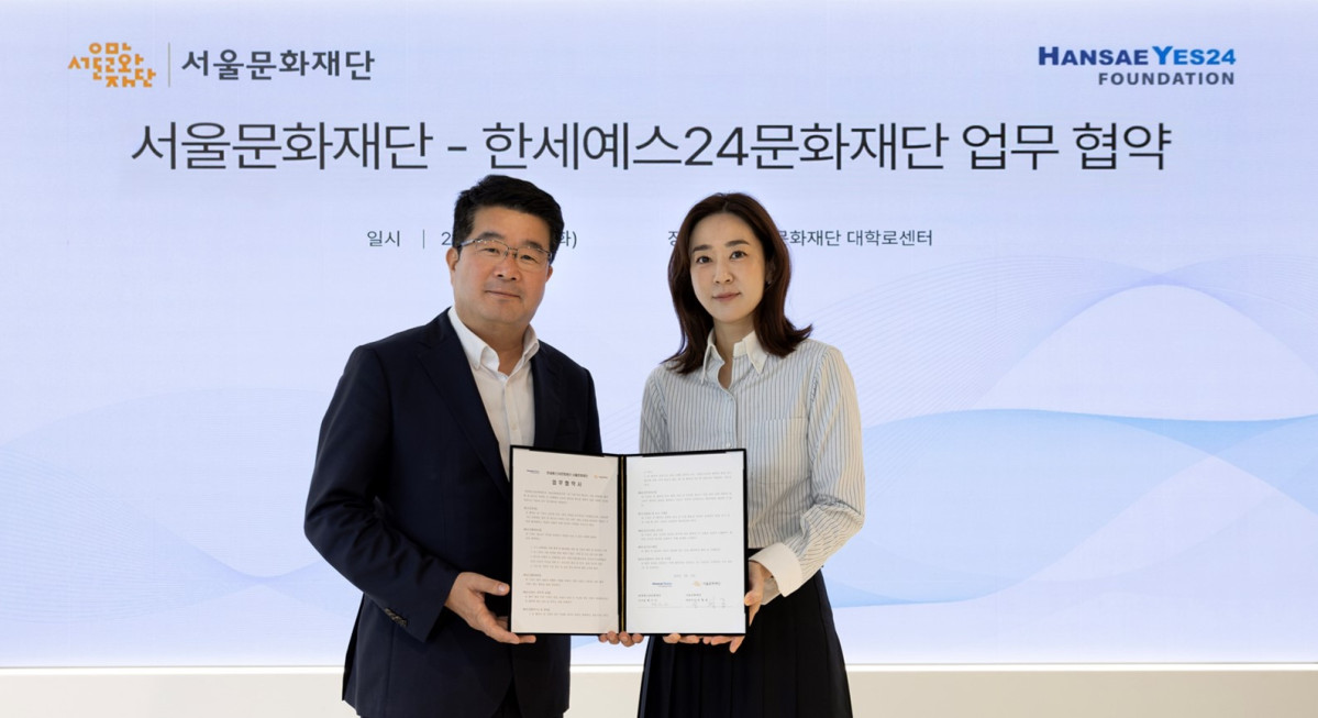 ▲한세예스24문화재단과 서울문화재단이 지난 15일 문화예술 지원을 위한 MOU를 체결했다. (왼쪽부터) 서울문화재단 대표이사 송형종, 백수미 한세예스24문화재단 이사장 (사진제공=한세예스24문화재단)