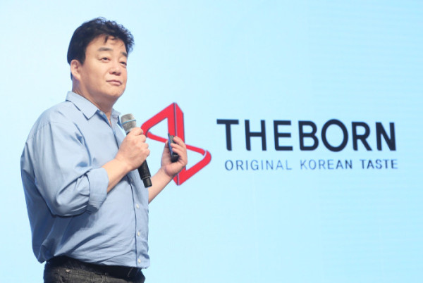 ▲더본코리아 ‘TBK(The_Born_Korea)’ 글로벌 B2B 소스 론칭 시연회에서 백종원 대표가 발표하고 있다. (사진제공=더본코리아)