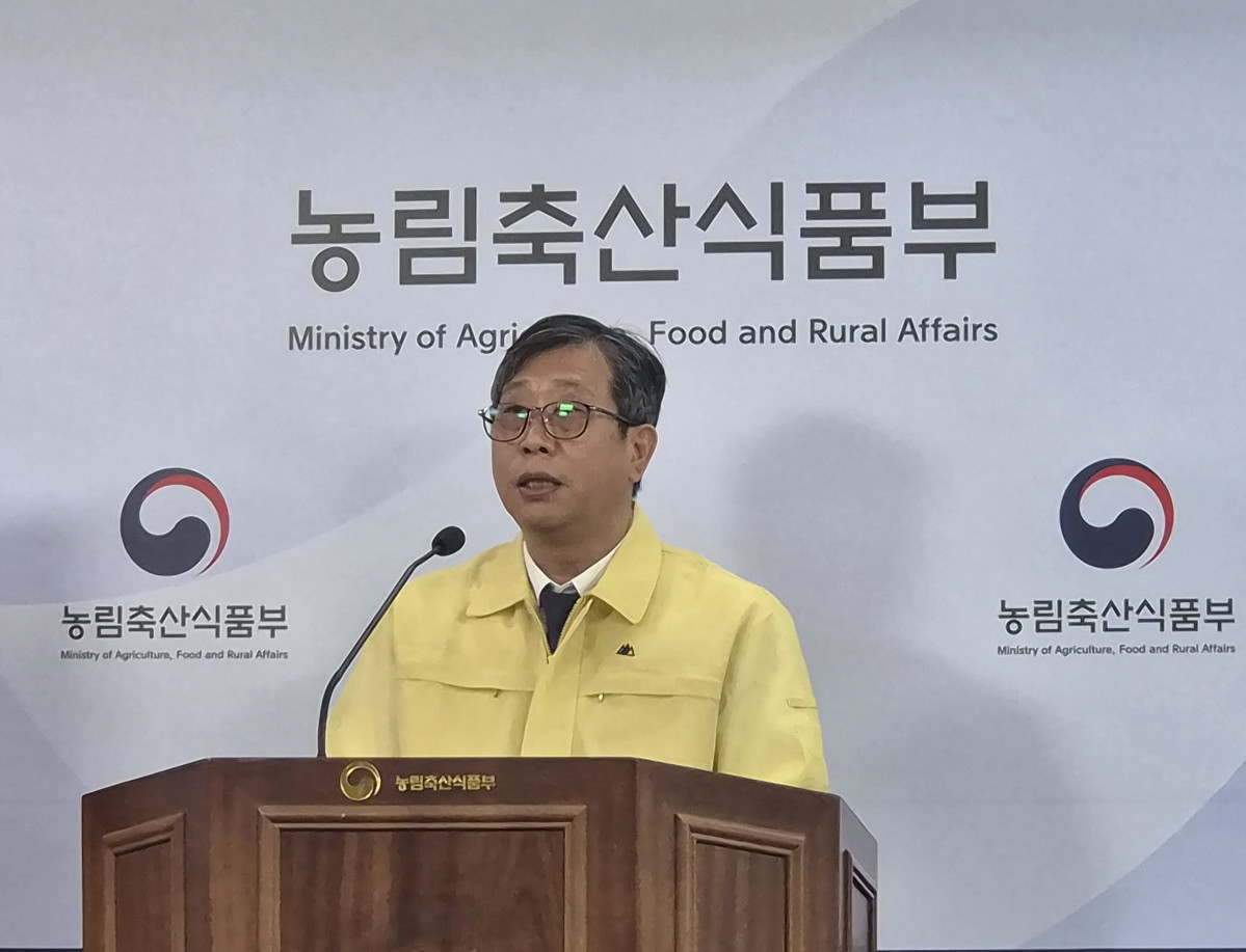 ▲이동식 농림축산식품부 방역정책국장이 16일 정부세종청사에서 브리핑을 열고 ‘2026~2027년 겨울철 가축전염병 특별방역대책’을 발표하고 있다. (노승길 기자)