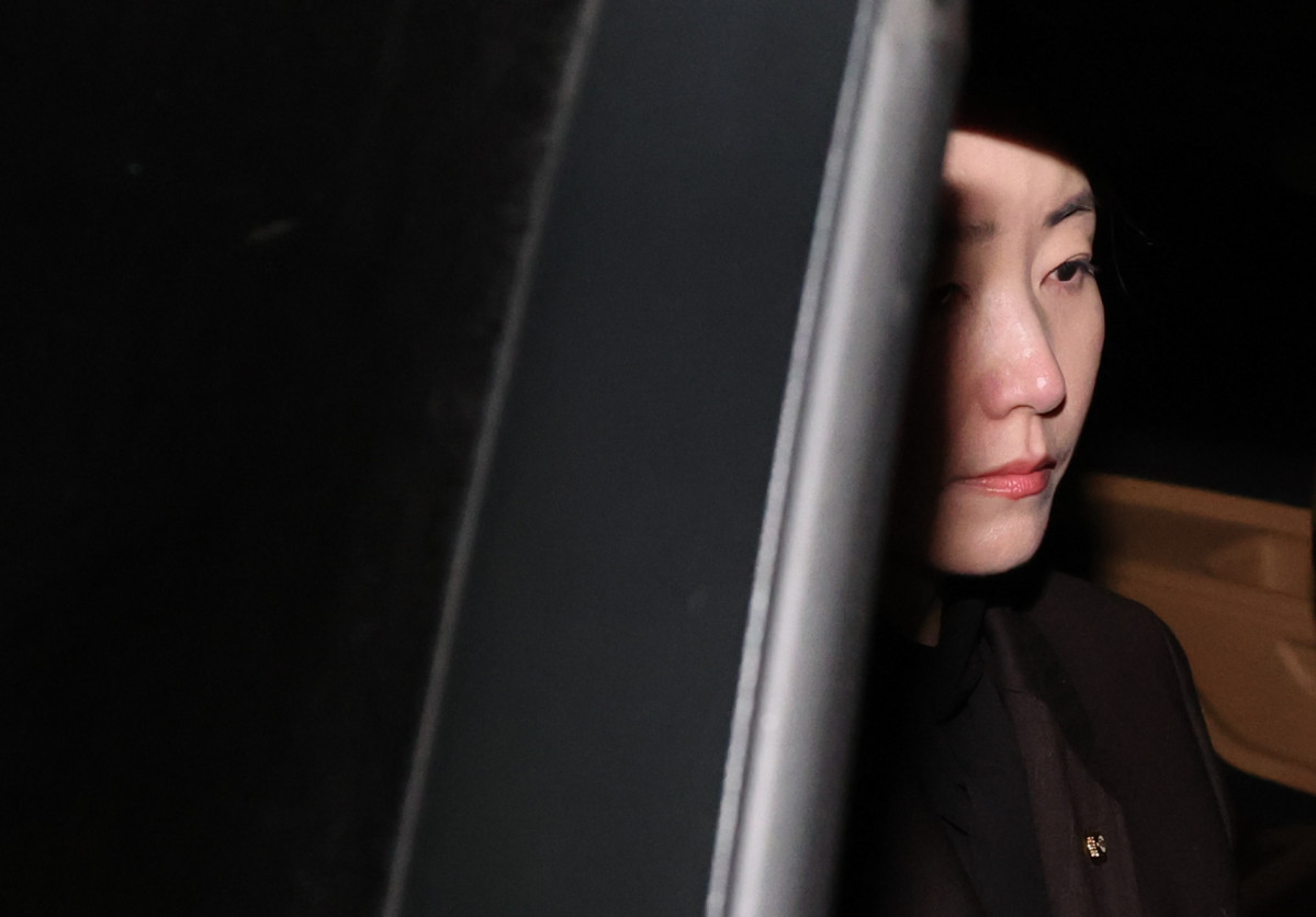 ▲공천헌금 1억원을 수수한 혐의를 받는 강선우 무소속 의원이 3월 3일 오후 서울 서초구 서울중앙지방법원에서 열린 구속 전 피의자 심문(영장실질심사)를 마친 뒤 차량에 탑승해 있다. (뉴시스)