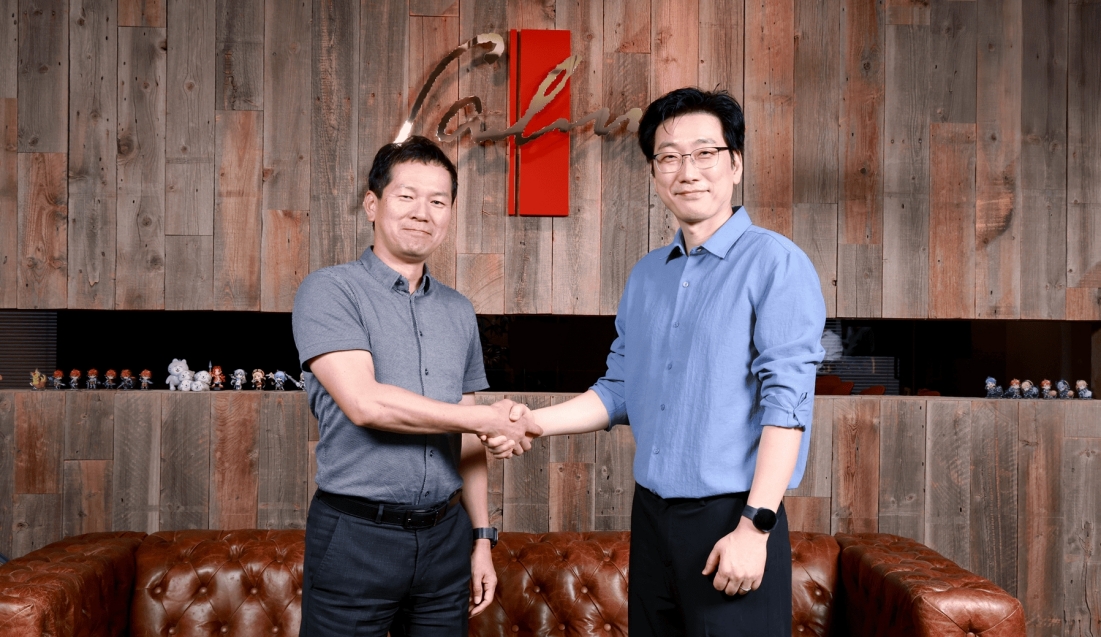 ▲곤도 도시히로 니혼 팔콤 대표(왼쪽)와 박성준 네오위즈 공동대표(오른쪽)가 9월 15일 니혼 팔콤 사옥에서 ‘영웅전설3 하얀마녀’ IP 계약 체결을 기념해 촬영하고 있다. (사진제공=네오위즈)