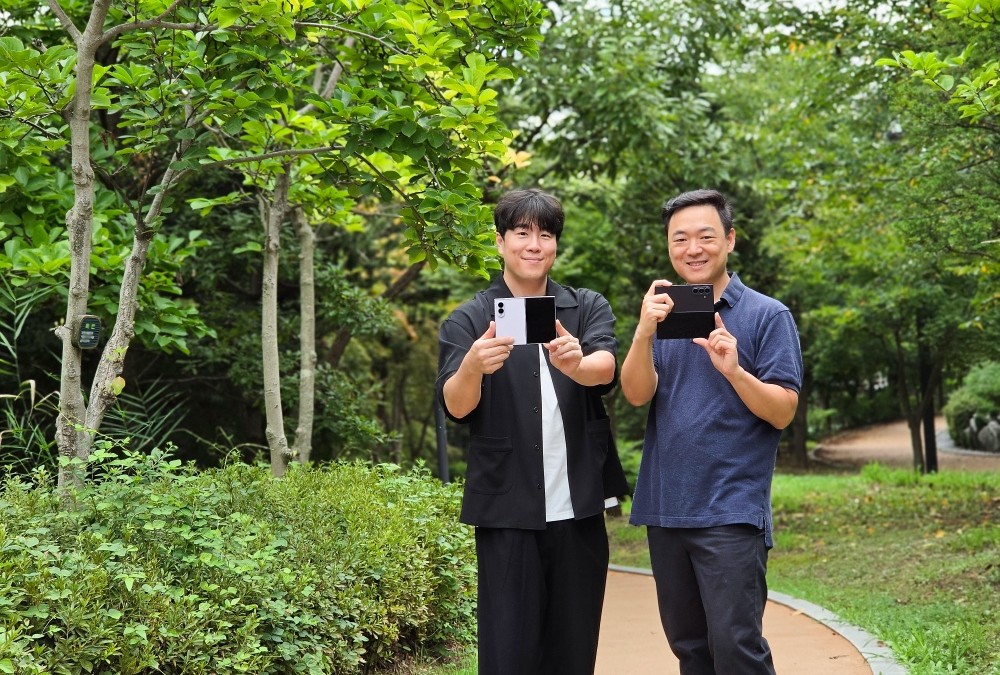 ▲박상욱 MX사업부 카메라 개발 담당 프로(왼쪽)와 김영걸 삼성리서치(SR) 비주얼테크놀로지팀 프로 (사진제공=삼성전자)