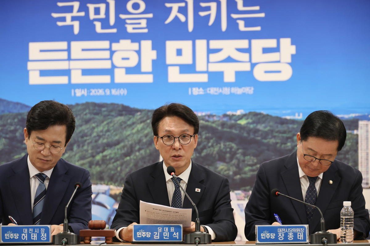 ▲더불어민주당 김민석 대표가 16일 대전시청 하늘마당에서 열린 민주당 최고위원회의 및 예산정책협의회에서 발언하고 있다. (사진제공=연합뉴스)