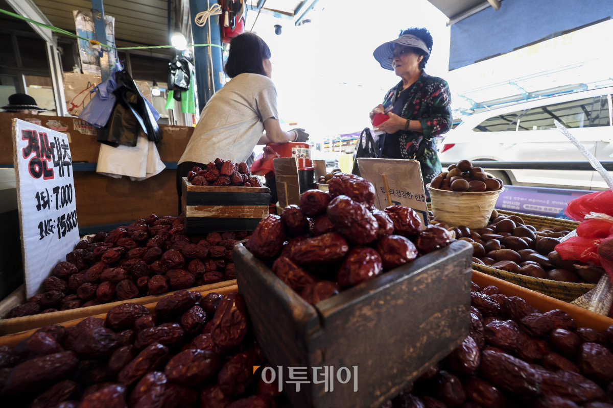 ▲추석 명절을 앞두고 있는 16일 서울 동대문구 청량리청과물시장을 찾은 시민들이 차례상에 올릴 제수용품을 고르고 있다. 한국물가협회에 따르면 올해 추석 차례상 준비 비용은 전통시장 30만3천750원, 대형마트 36만1천300원으로 전통시장이 5만7천550원 저렴한 것으로 나타났다. 고성준 기자 joonko1@